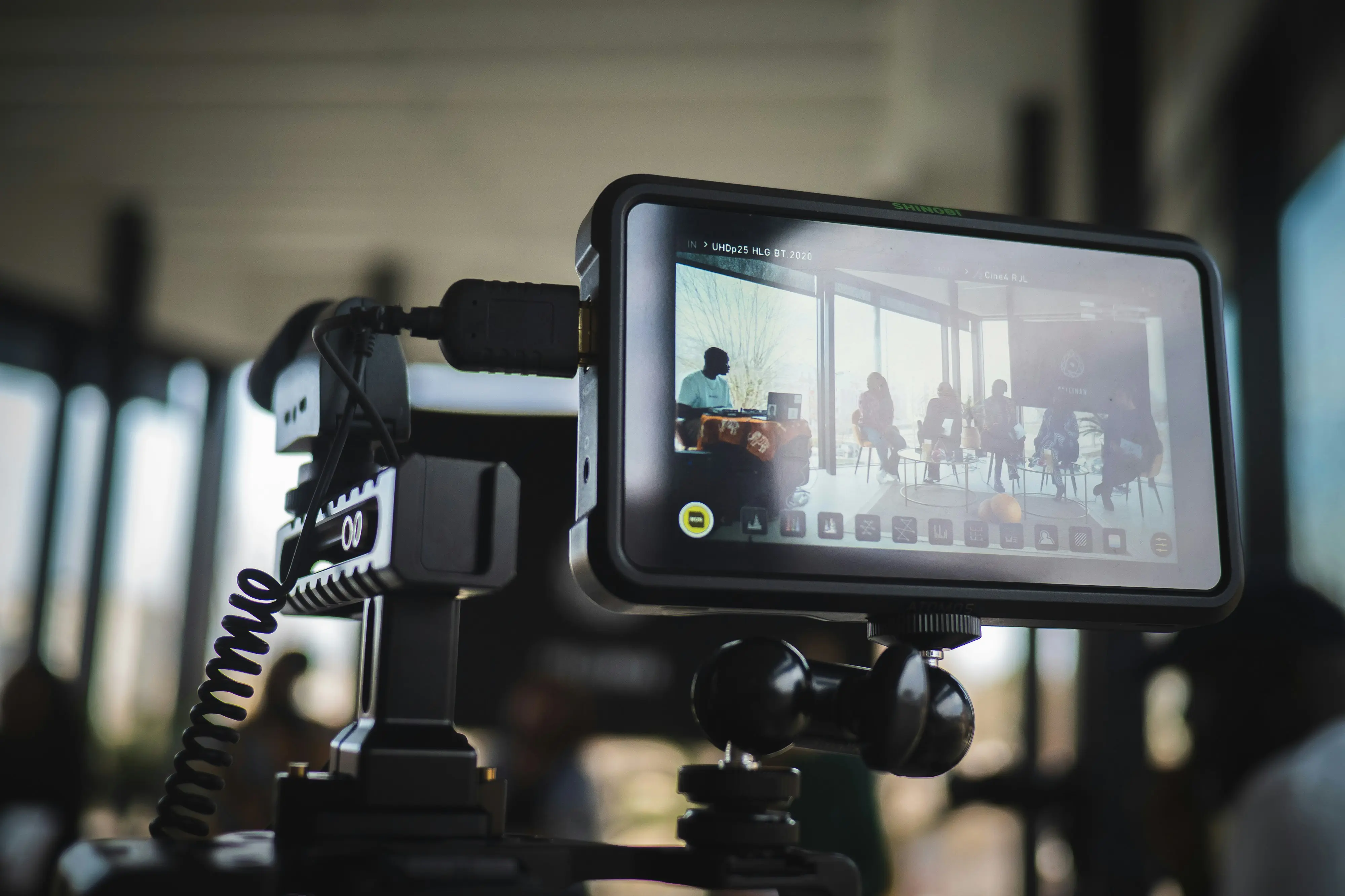 Monitor externo mostrando la grabación de un vídeo corporativo en un entorno profesional