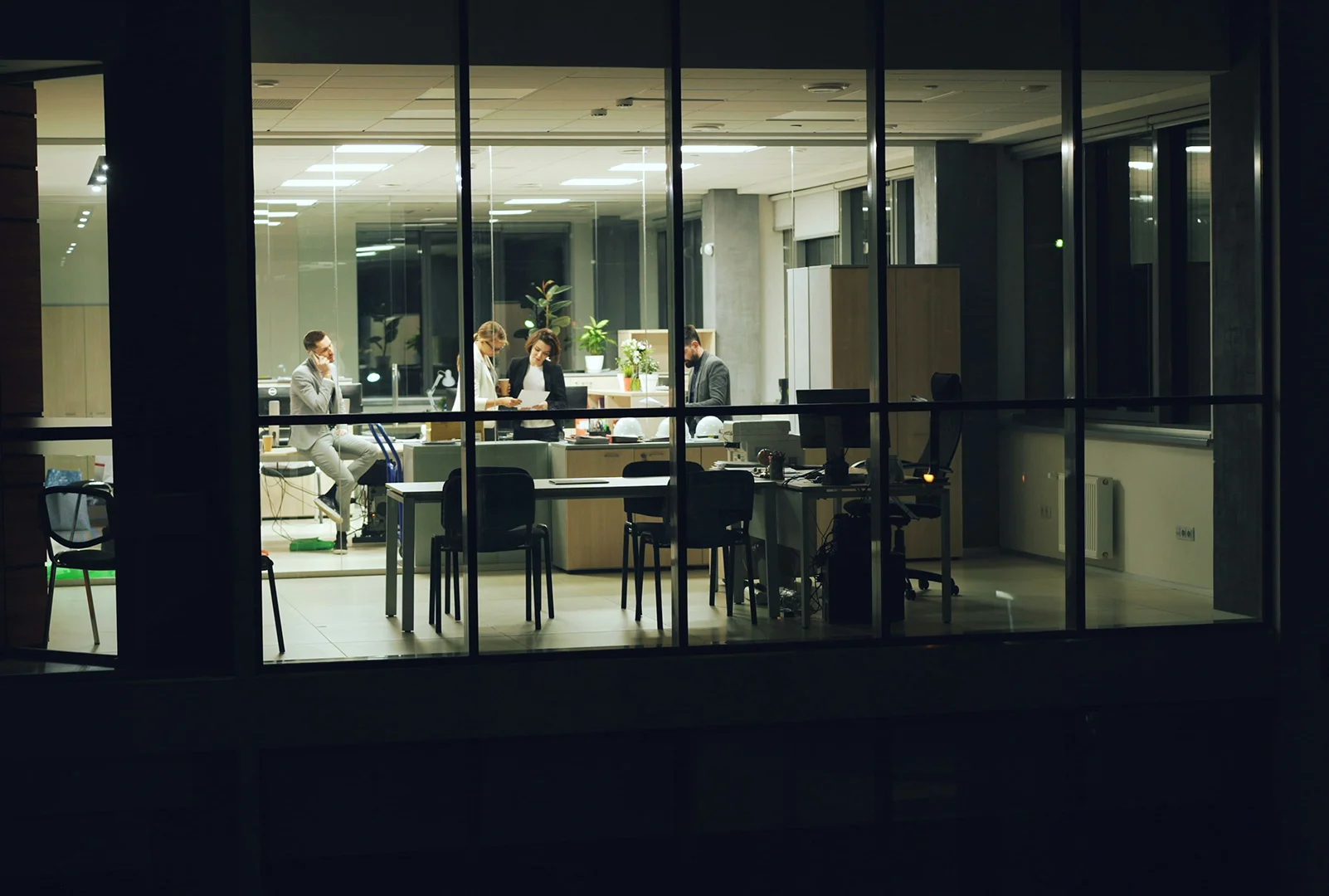 Espacio de trabajo en oficina moderna, contexto de vídeo corporativo