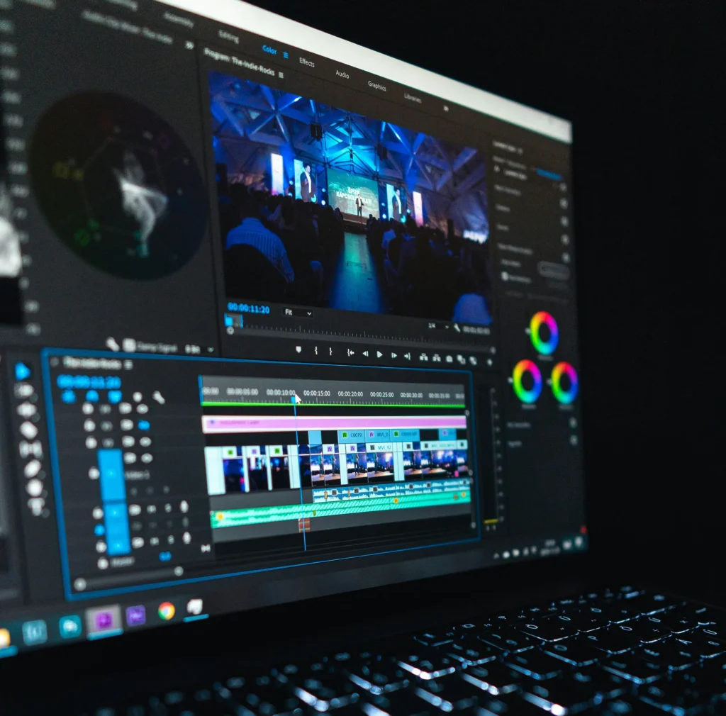 Pantalla de ordenador con un programa de edición de vídeo y una línea de tiempo visible.