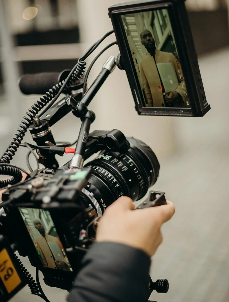 Cámara profesional configurada en formato vertical para grabar vídeo de evento