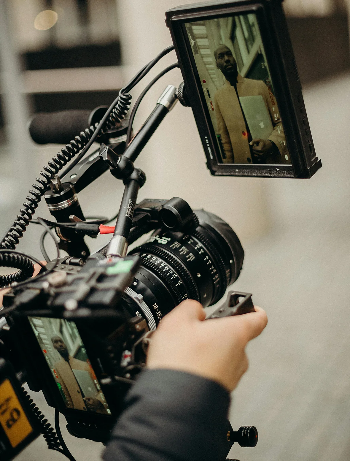 Cámara profesional configurada en formato vertical para grabar vídeo de evento