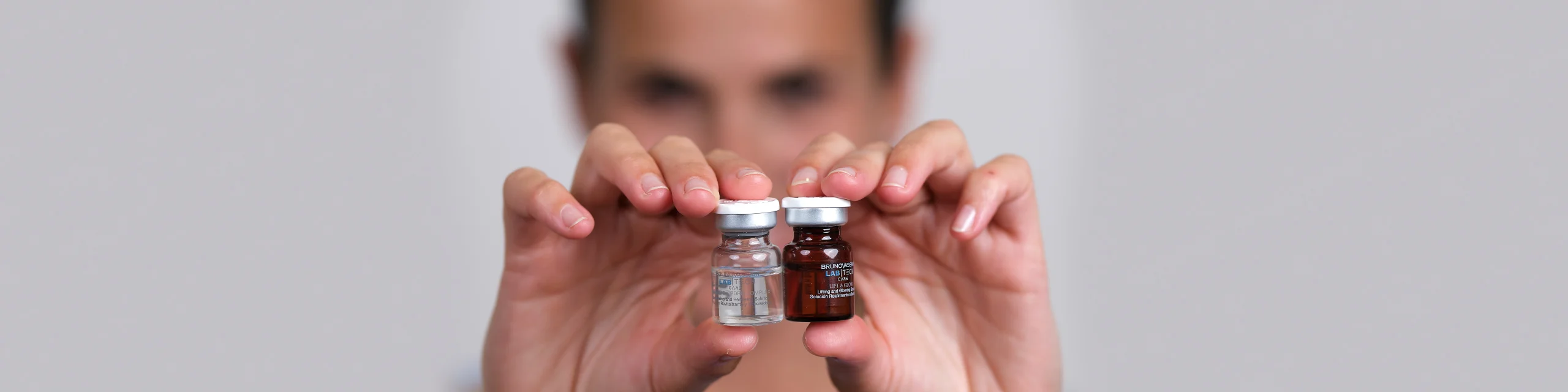 Fotografía de producto para campaña cosmética con modelo y frascos de Bruno Vassari