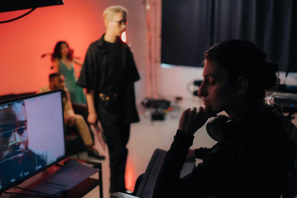 Rodaje de branded content con equipo creativo revisando el contenido en monitor