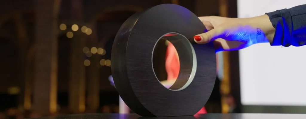 Entrega de premio durante la Gala Fero 2024 en un evento corporativo