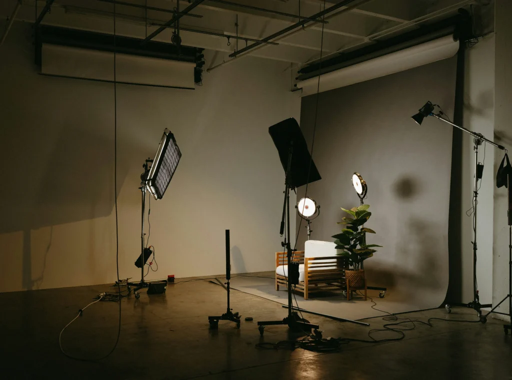 Set de rodaje para entrevista con iluminación profesional y espacio controlado