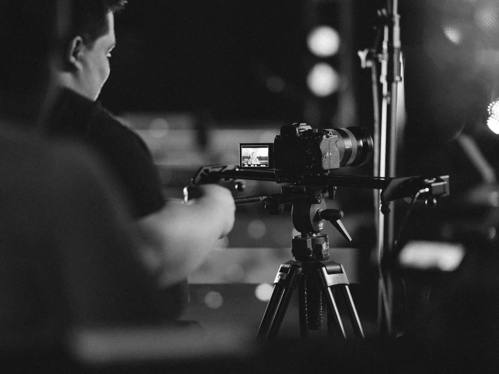 Operador de cámara grabando un evento con equipo profesional