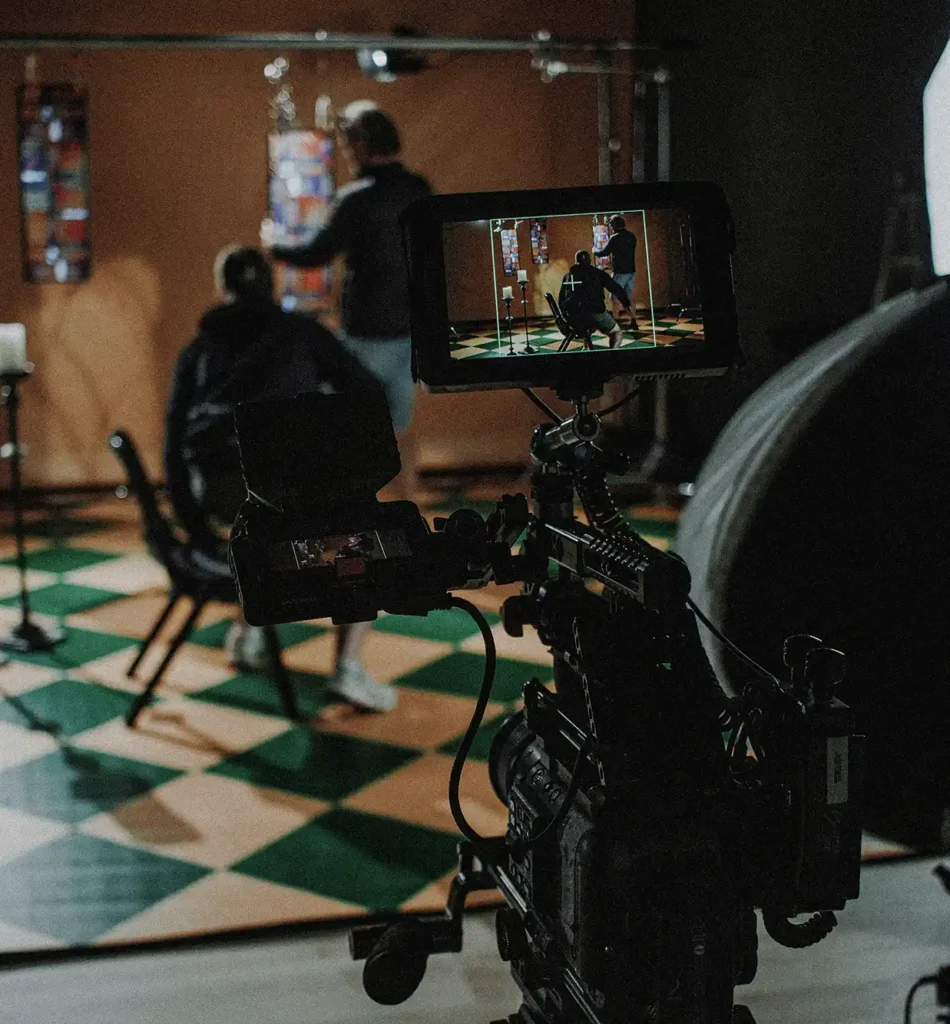 cámara profesional grabando una escena durante una producción audiovisual