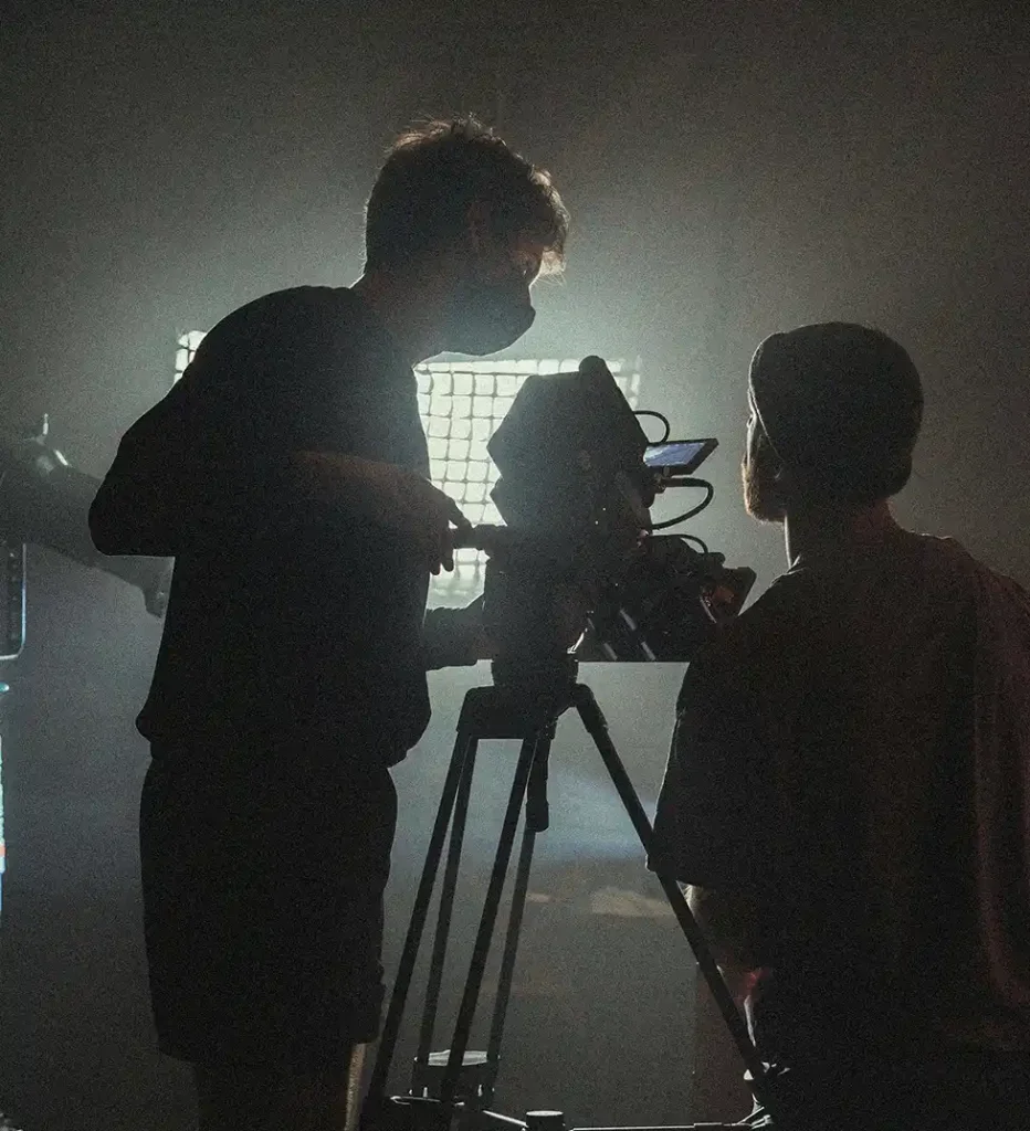 operador de cámara preparando una toma durante un rodaje audiovisual