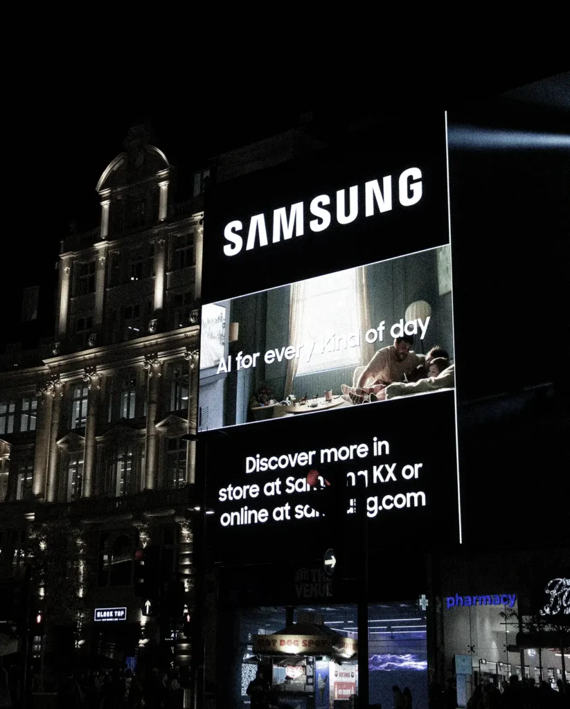 Pantalla LED de publicidad digital en una calle de ciudad mostrando una campaña de marca.