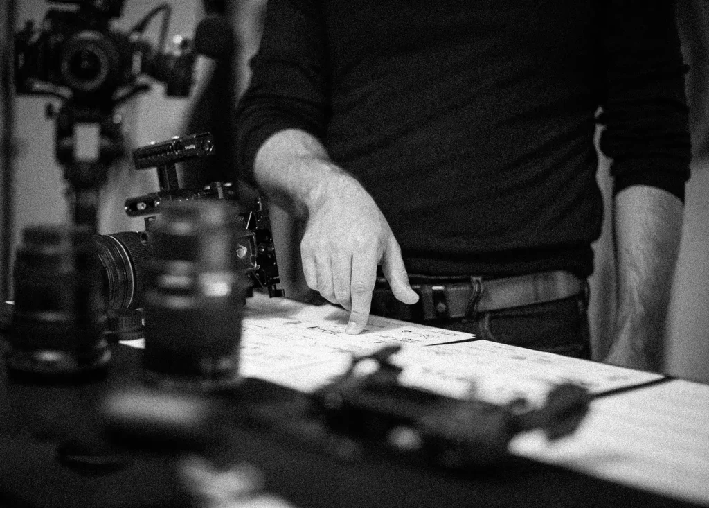 planificación de producción audiovisual con guion y equipo técnico en preproducción