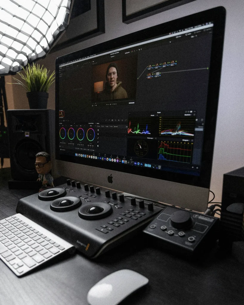 Proceso de postproducción audiovisual con edición de vídeo y corrección de color