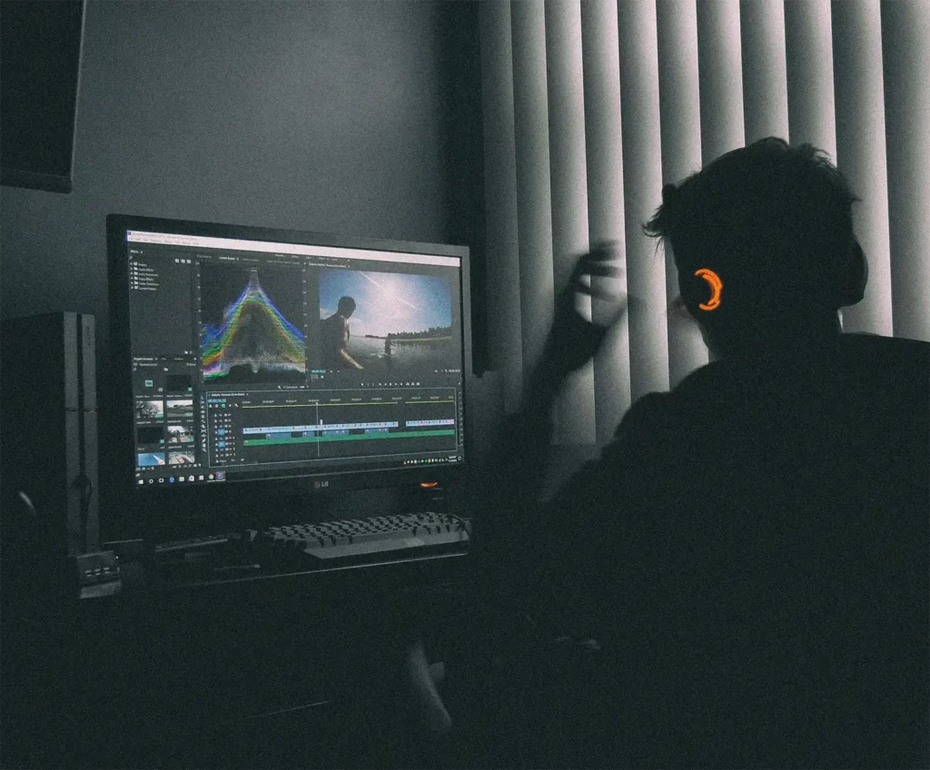 Editor de vídeo trabajando en el montaje y corrección de color durante la postproducción audiovisual