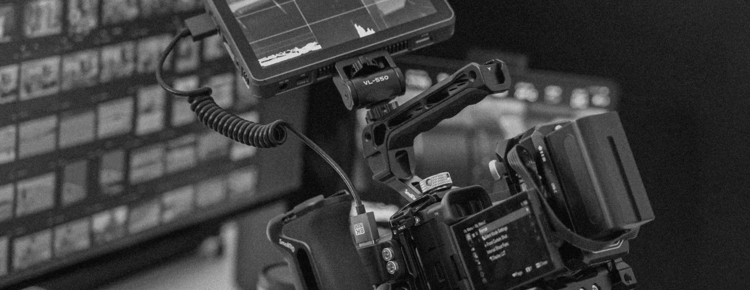 Cámara de vídeo con monitor en un entorno de producción audiovisual en Barcelona