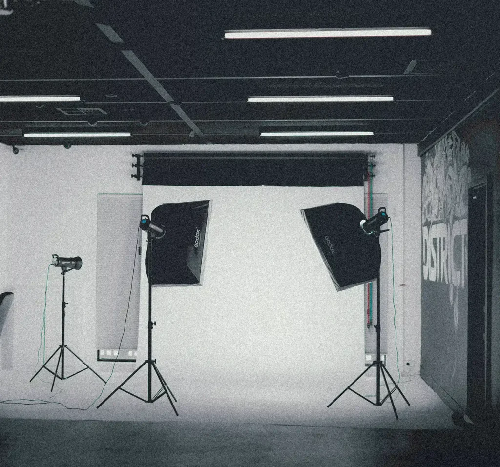 Estudio de grabación con iluminación profesional preparada