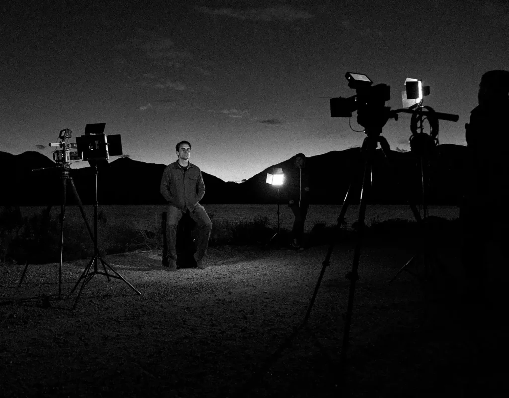 equipo de rodaje grabando una entrevista durante una producción audiovisual