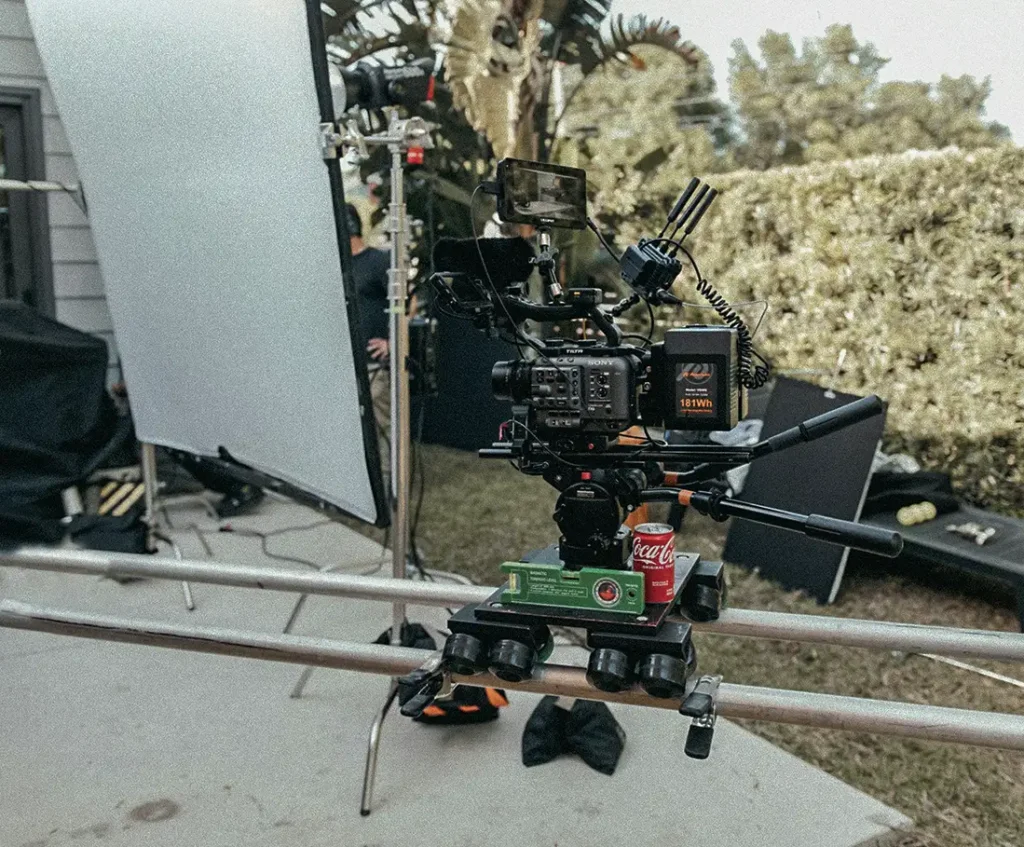 Cámara de cine montada en raíles durante el rodaje de un plano de producto para un vídeo publicitario.