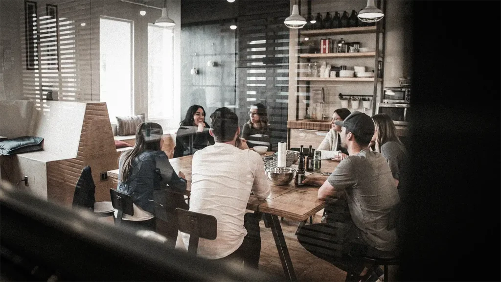 equipo de empresa reunido en una mesa durante una reunión de trabajo