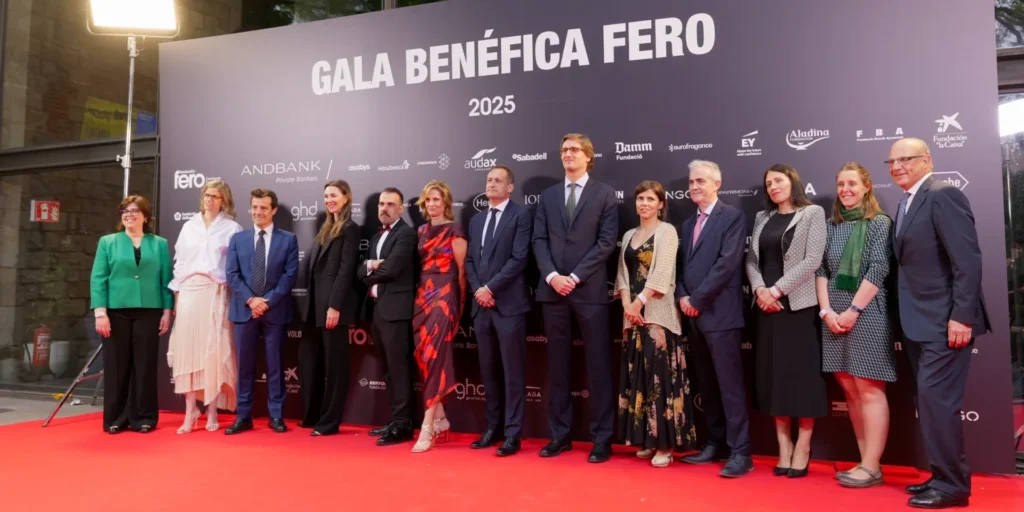 Invitados posando en el photocall de la Gala Benéfica Fero 2025 en Barcelona durante el evento