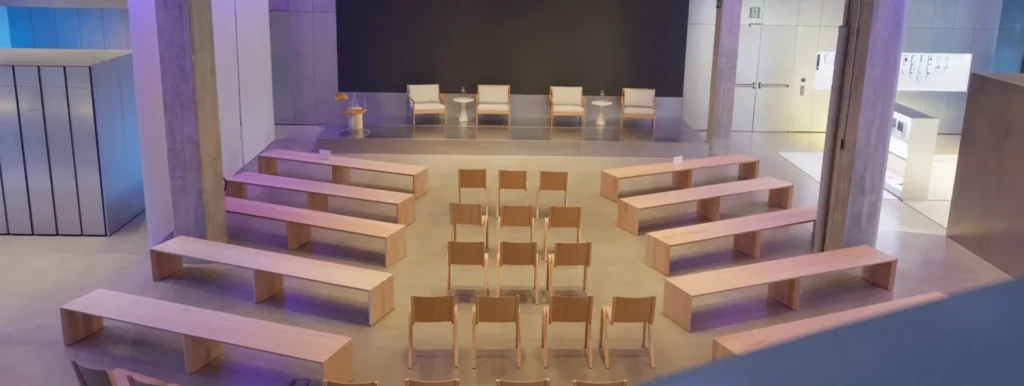 Escenario preparado para un evento corporativo de Simon con sillas y tarima antes del inicio del evento