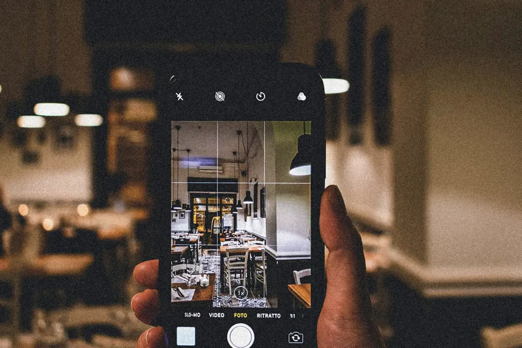 grabación de contenido para redes sociales con móvil en restaurante