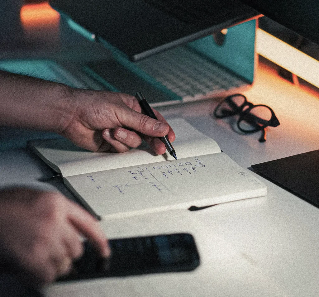 persona preparando checklist para grabación de contenido