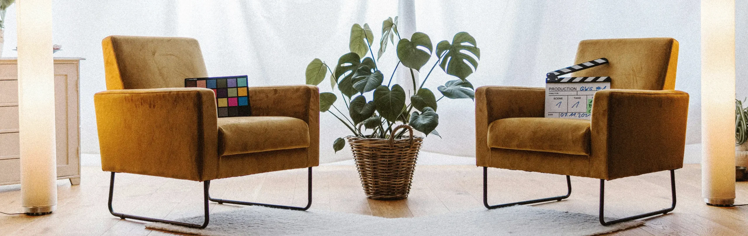 Set de grabación con dos sillones para entrevistas y creación de contenido para redes sociales