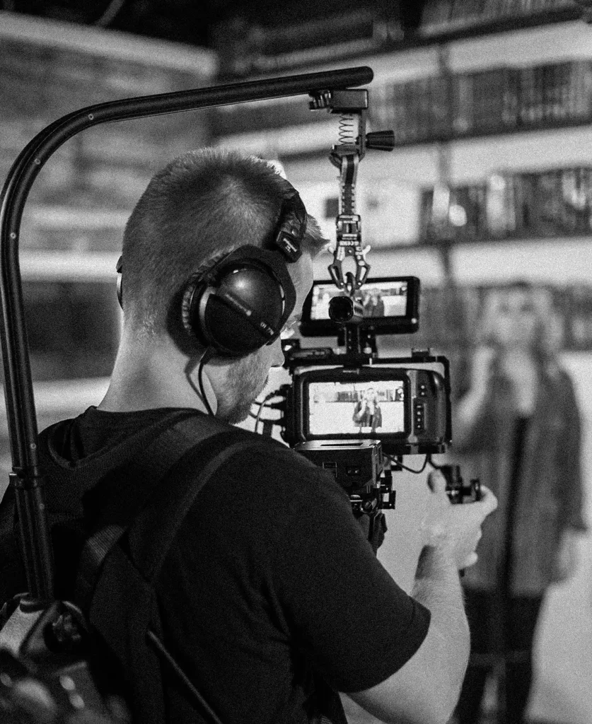 operador de cámara grabando entrevista en rodaje corporativo