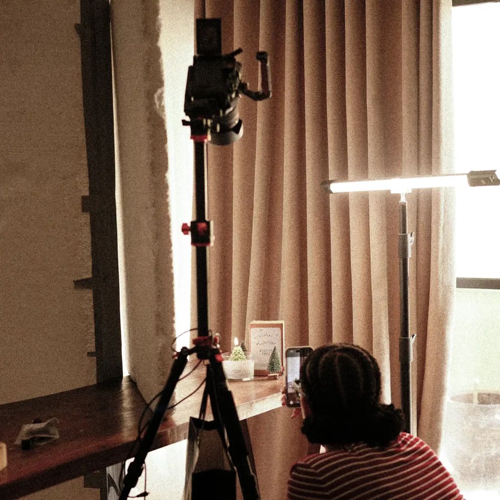 cámara grabando con iluminación en un rodaje de contenido