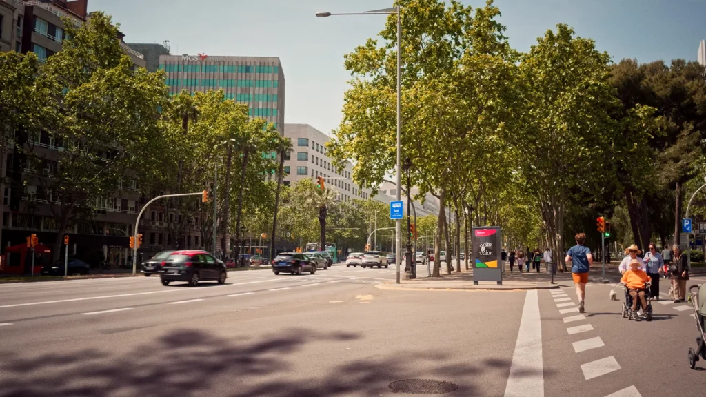 MUPI integrado en 3D junto a la acera de una avenida de Barcelona